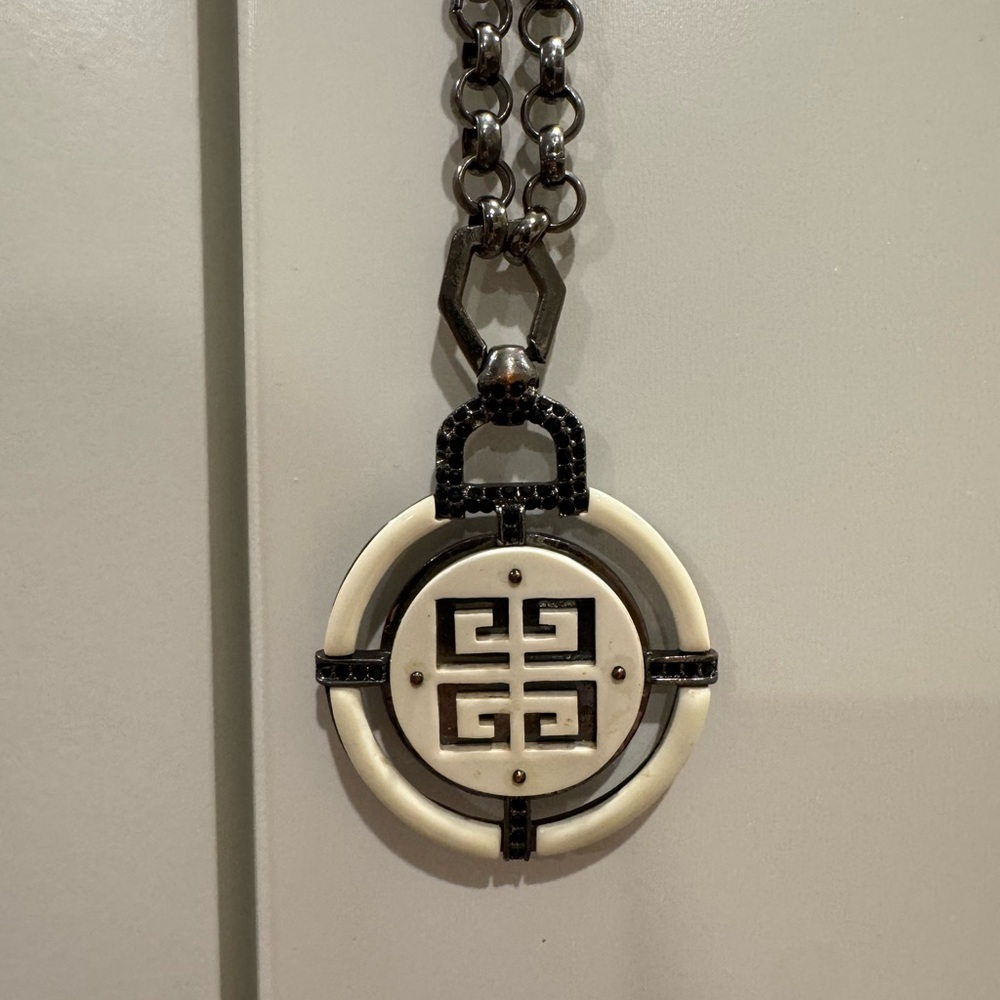Elegant Black and Silver Pendant Necklace